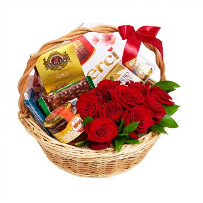 Сладкая корзина с розами Сладкая корзина с розами